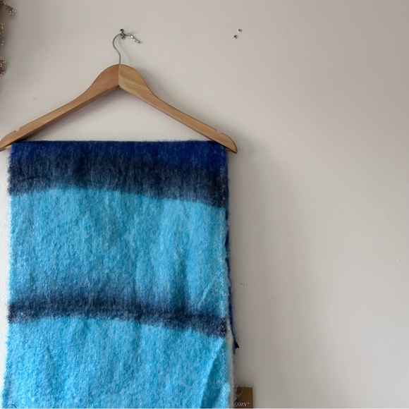 JUST COZY | Luxurious Bouclé Scarf - Picture 4 of 9